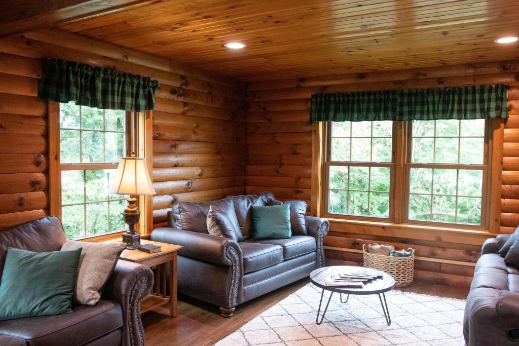 米勒斯堡Maple Leaf Cabin的小木屋内的客厅配有沙发和窗户