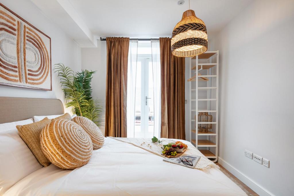 伦敦Notting Hill Apartments Collection的一间卧室,配有一张带一盘食物的床