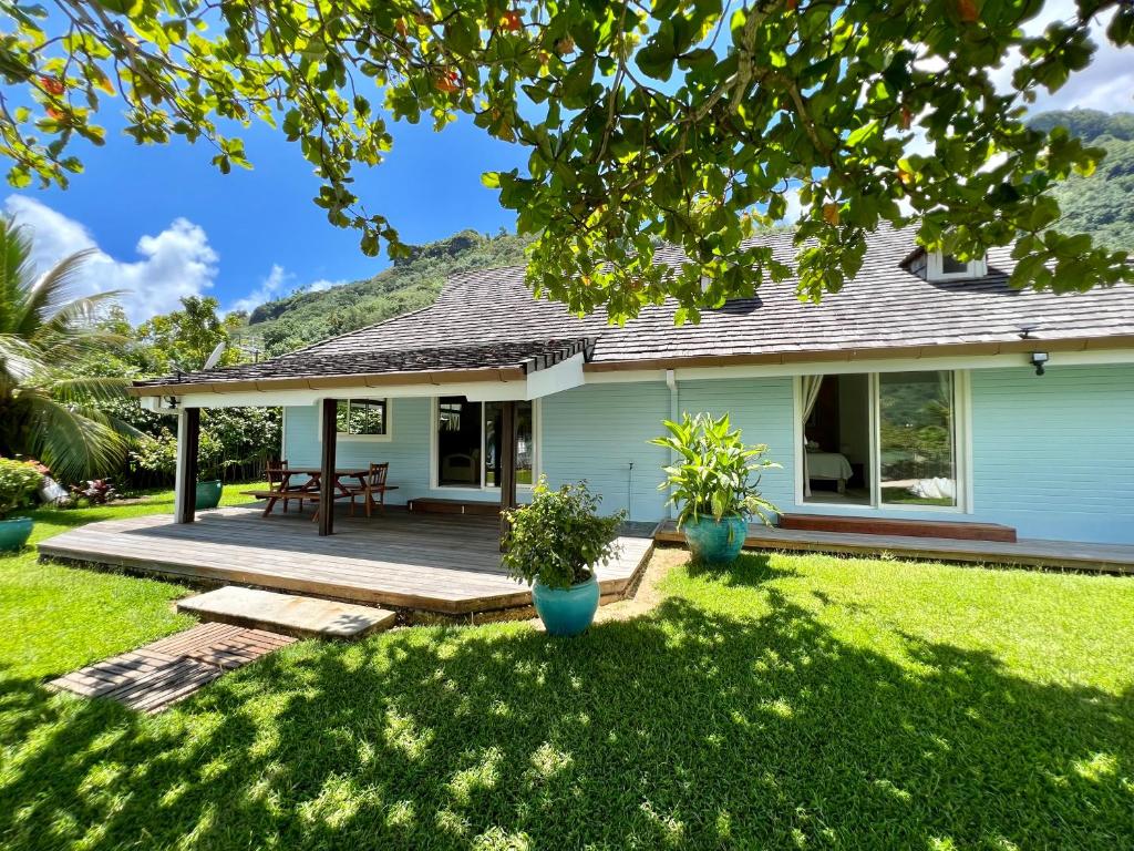 OtumaiVilla Ohana - Deluxe Villa w Private Beachfront的院子里带野餐桌的房子
