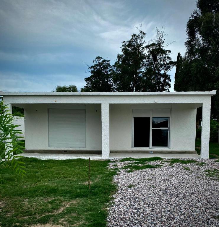 皮里亚波利斯Casa pet friendly, se reserva con seña的一座白色的房子,在院子里设有车库