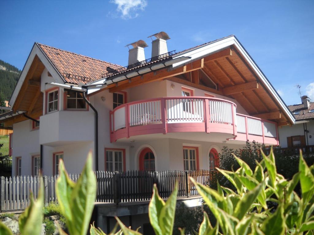 维哥迪法萨维乐塔恩罗萨迪拉公寓酒店的一个带粉红色阳台和围栏的房子
