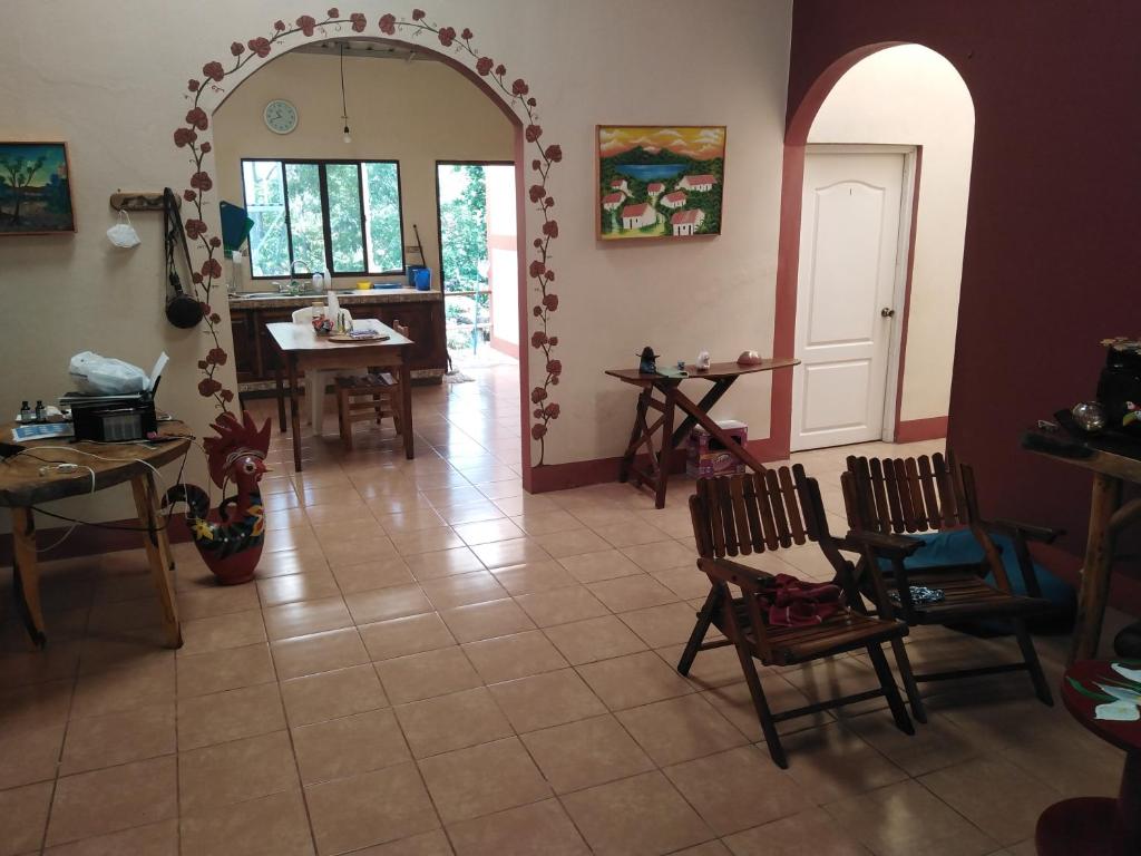 Los PotrerillosHostal Izacalli的客厅设有拱门、桌子和椅子