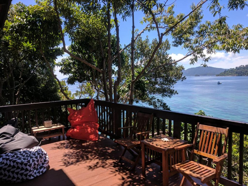 丽贝岛Cashewnut Cove的阳台配有桌椅,享有水景。