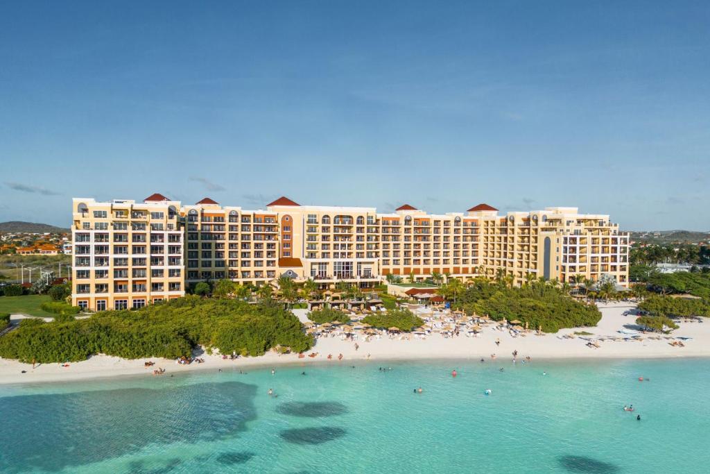 棕榈滩丽思卡尔顿阿鲁巴酒店的海滩上的度假村的空中景观
