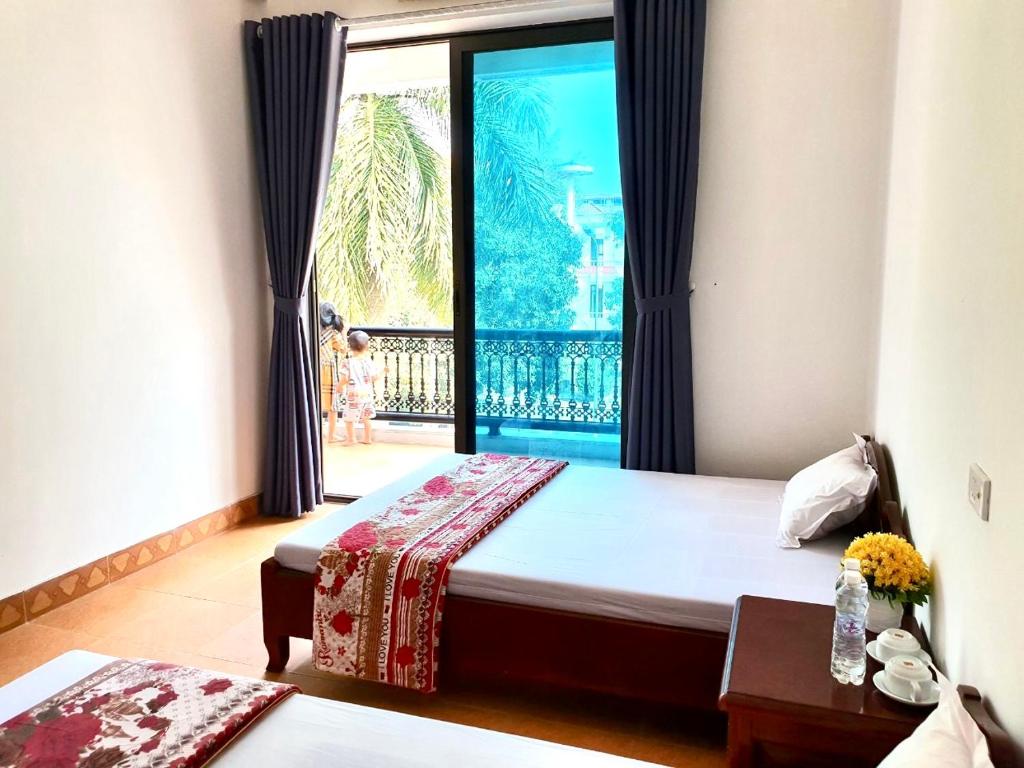 格卢市社Khách Sạn Tuấn Thảo Cửa Lò的一间卧室设有一张床和一个大窗户