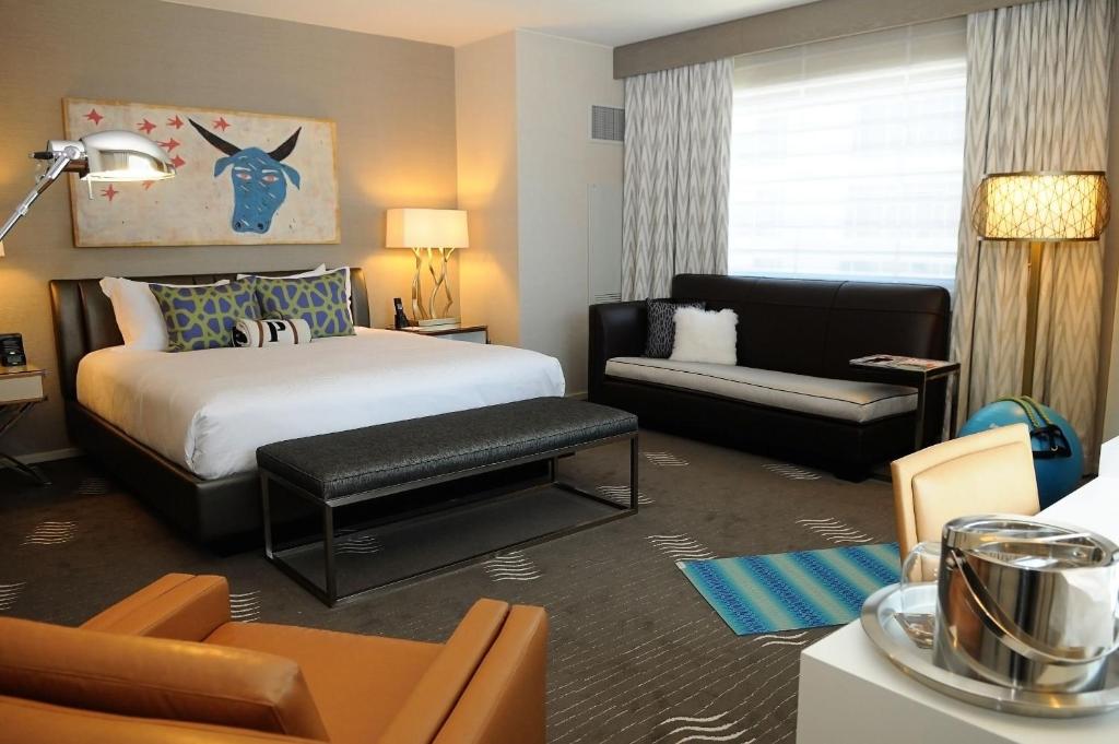 凤凰城凤凰城市景金普顿帕洛玛酒店的酒店客房,配有床和沙发