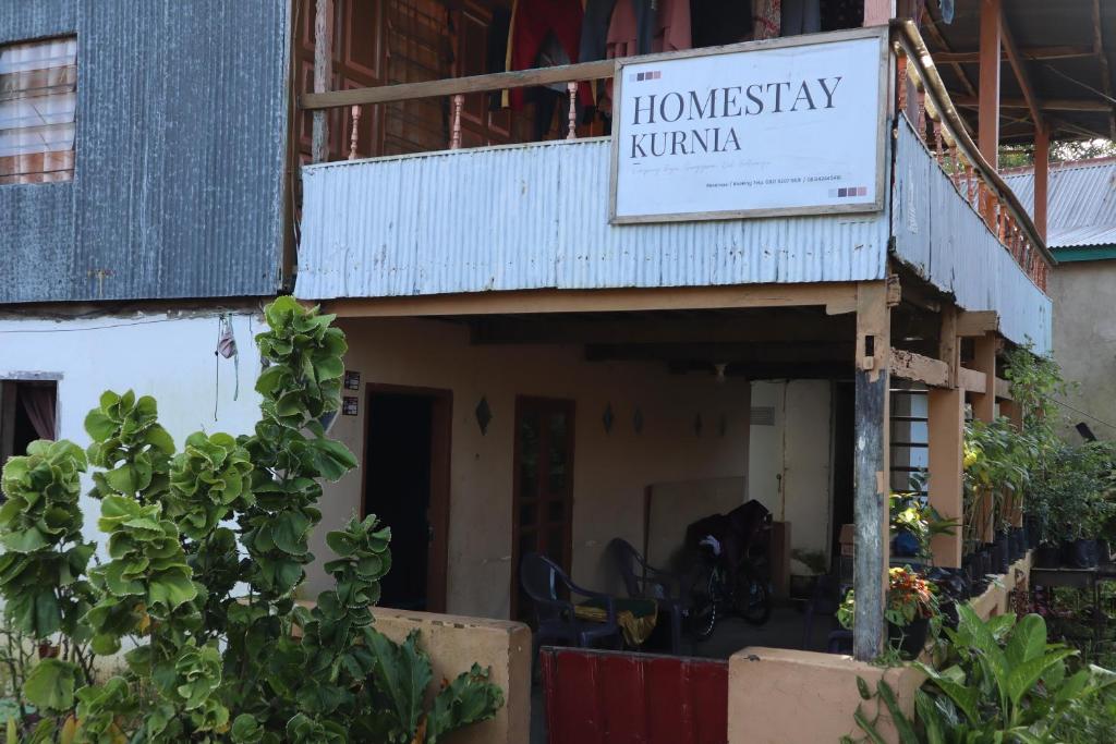 Homestay Kurnia的尼尔瓦纳农庄标志的建筑物