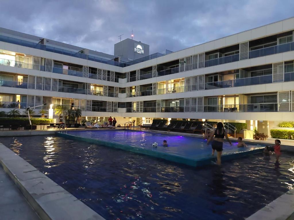 若昂佩索阿Solar Tambaú - Loft sun and sea - ANÚNCIO NOVO的大楼前设有游泳池的酒店