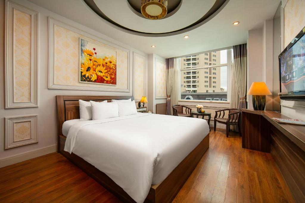 河内Hai Mươi Hotel & Apartment的卧室配有一张白色大床和一张书桌