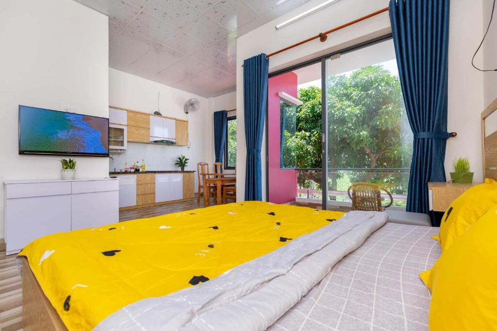 头顿MTV Homestay Vũng Tàu的带厨房的客房内一张大黄床