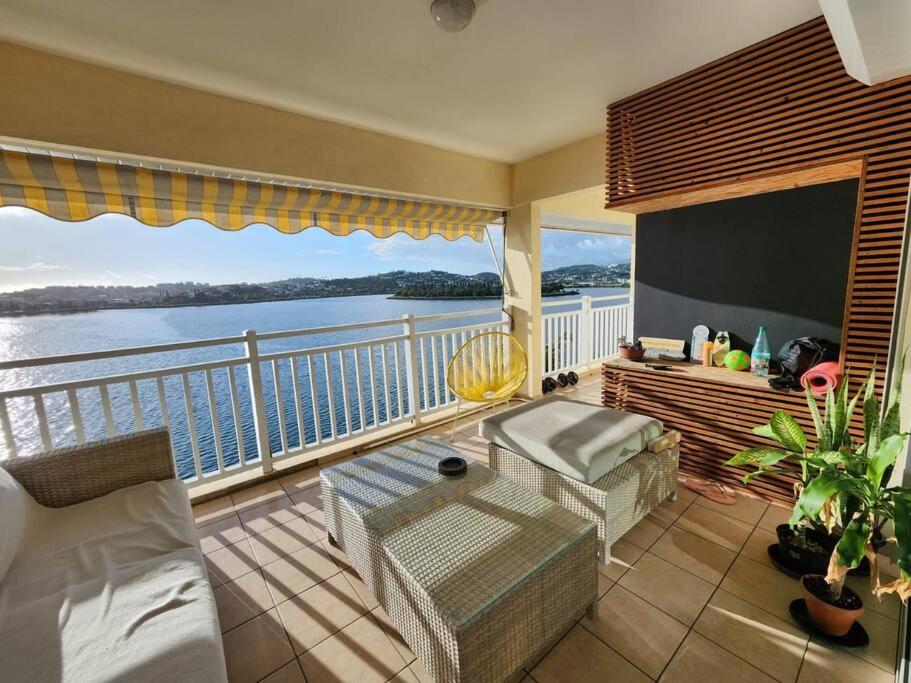 努美阿Magnifique appartement, vue mer的客房设有一个享有水景的阳台。