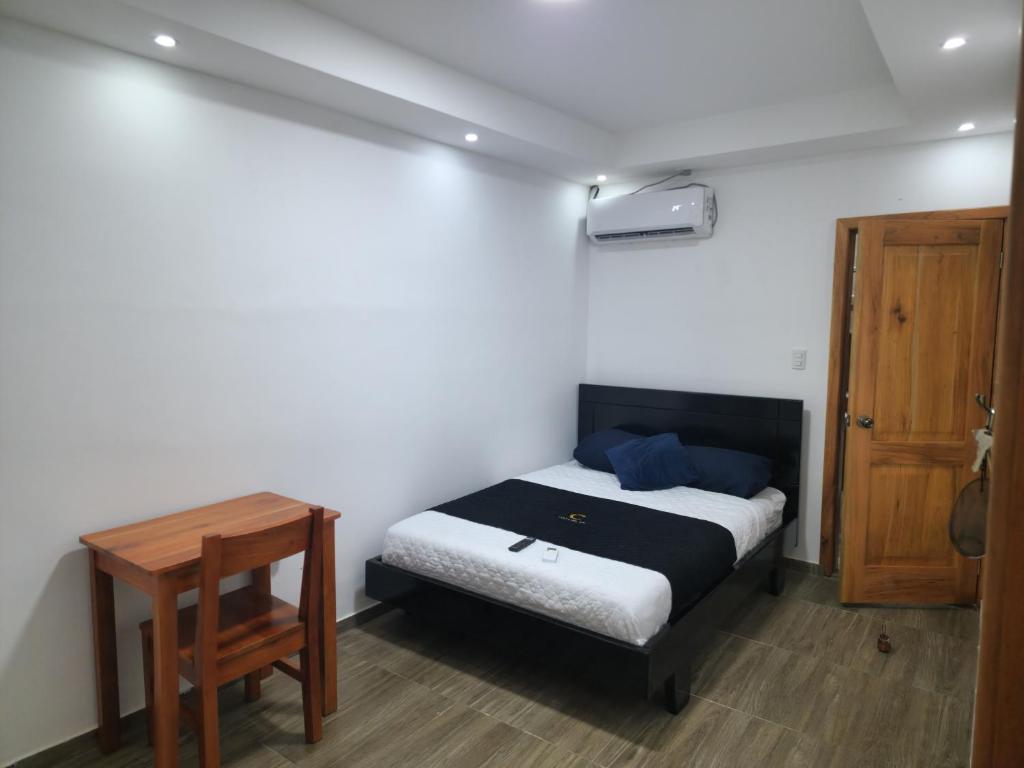 阿约拉港Costa Del Sol的一间卧室配有一张床和一张木桌