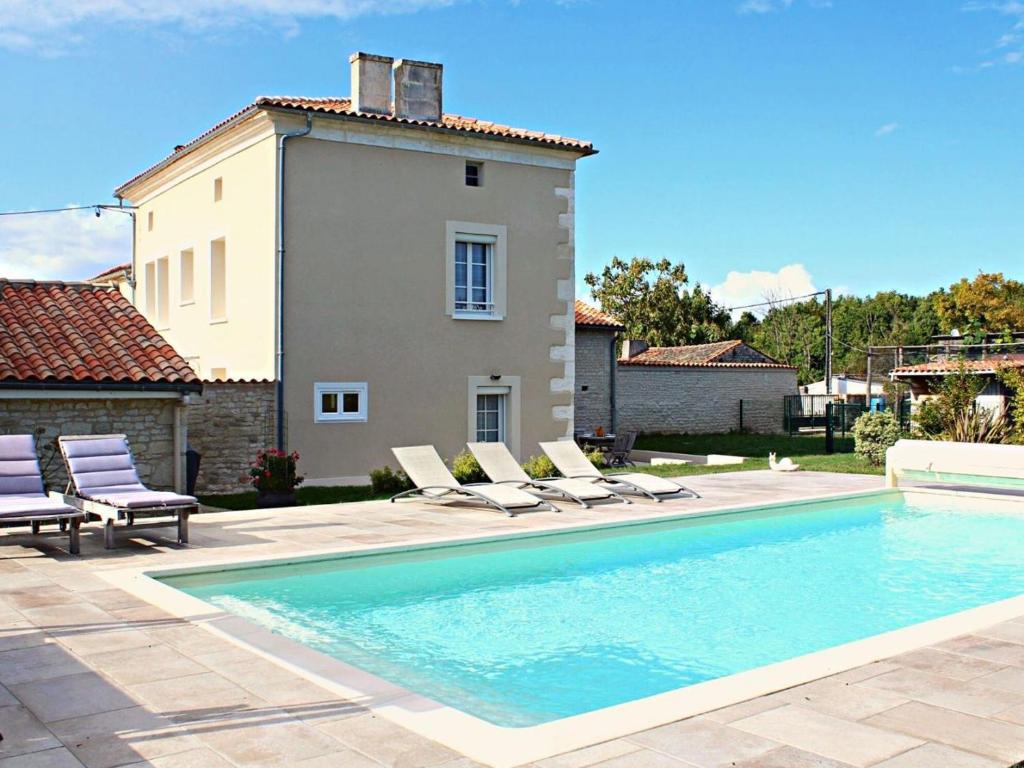 VarsGîte Vars, 4 pièces, 6 personnes - FR-1-653-16的一个带椅子的游泳池以及一座房子