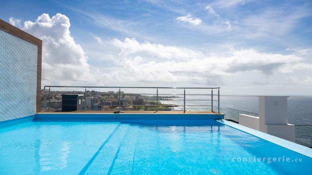 普拉亚3 bdr aprt, stunning seaview, rooftop pool - LCGR的一座位于一座海洋建筑顶部的游泳池