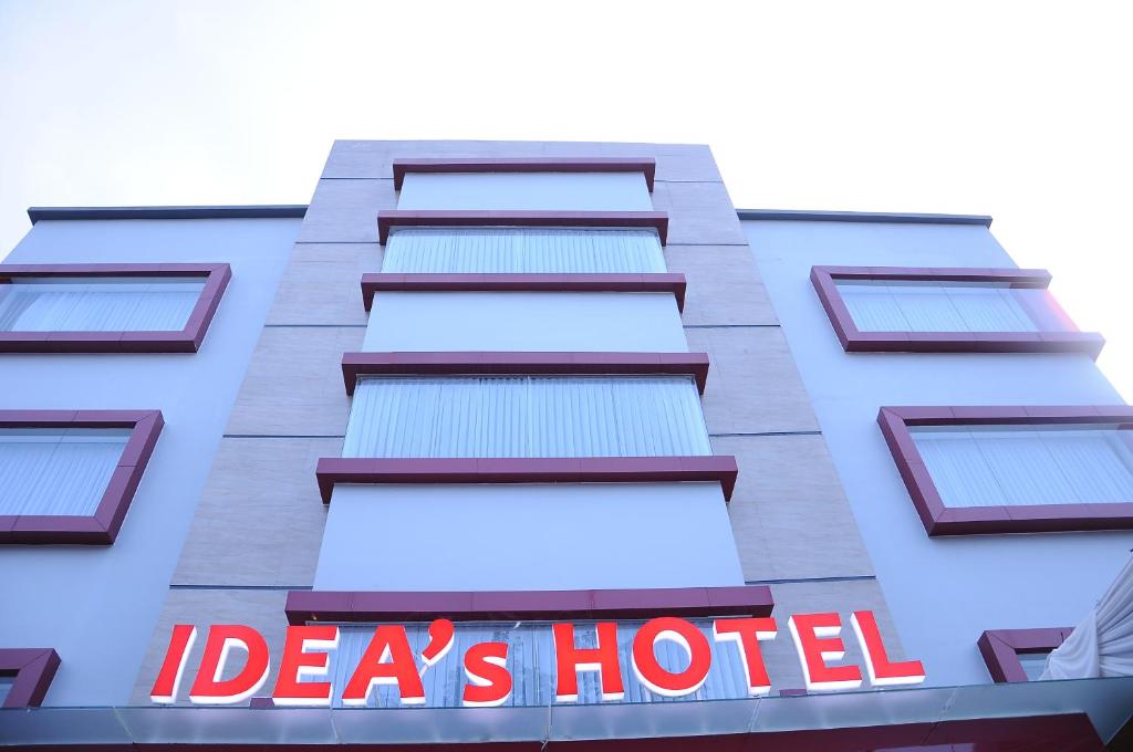 万隆IDEA's Hotel Jalan Ibrahim Aji的建筑的侧面有标志