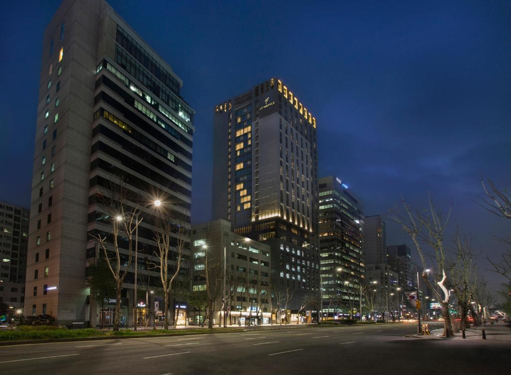 首尔L7 Gangnam的一条城市街道,晚上有高楼