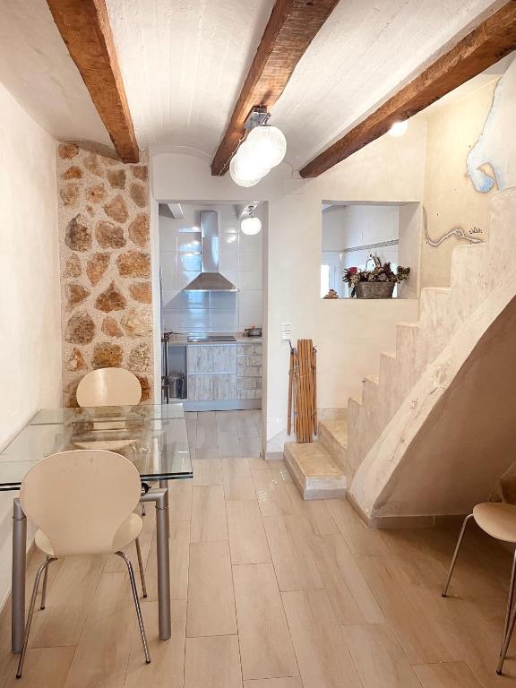 代尔特布雷El Nido: Una casita de ensueño的厨房以及带玻璃桌和椅子的用餐室