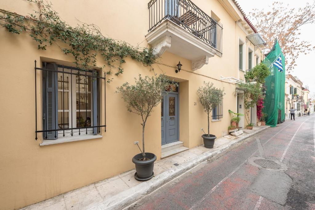 雅典Athenian Niche in Plaka Villa by Athenian Homes的街道边有盆栽树木的建筑