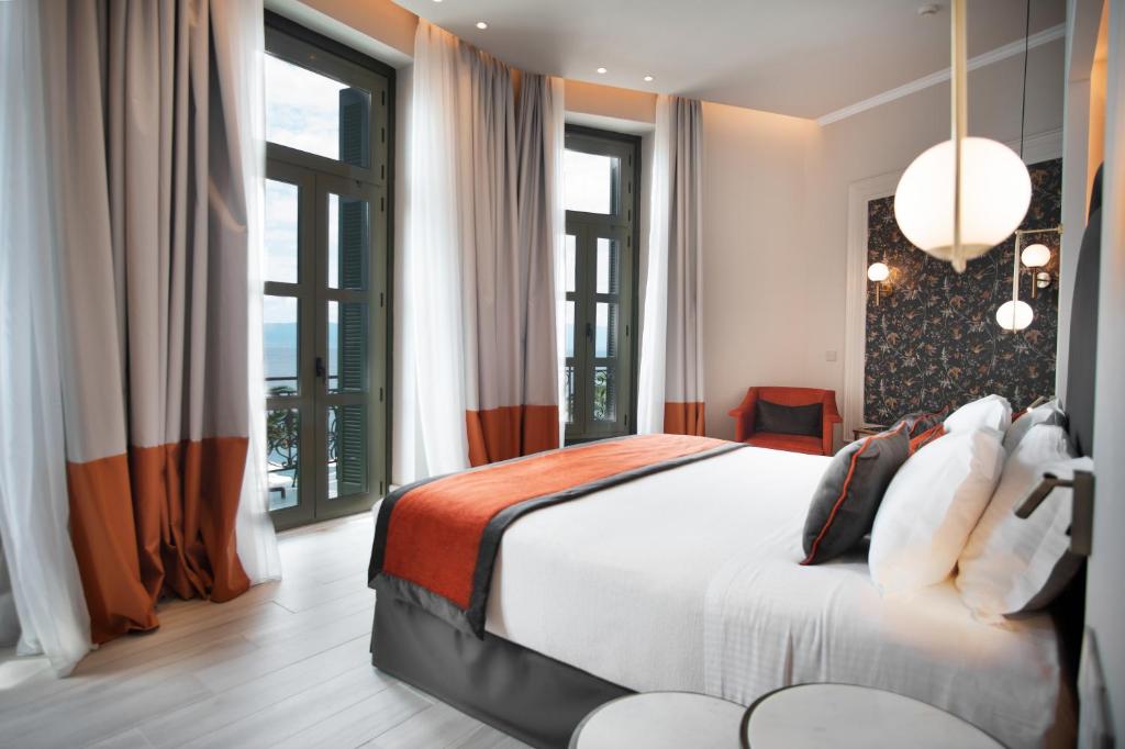 卢特拉艾季普苏赛拉温泉与健身温泉浴酒店的一间卧室设有一张大床和大窗户