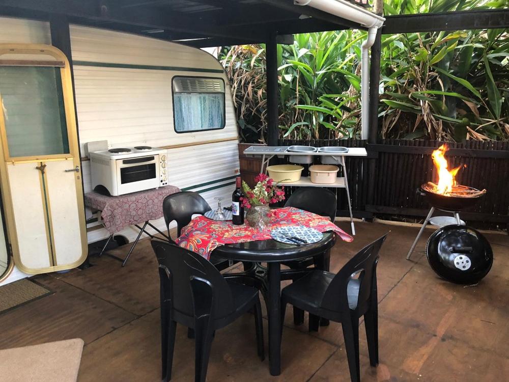 马盖特Fairhills Self Catering Caravan Units的一个带桌椅和拖车的庭院