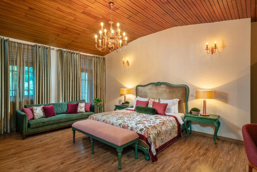 康提丁香别墅酒店的一间卧室配有一张床和一张沙发