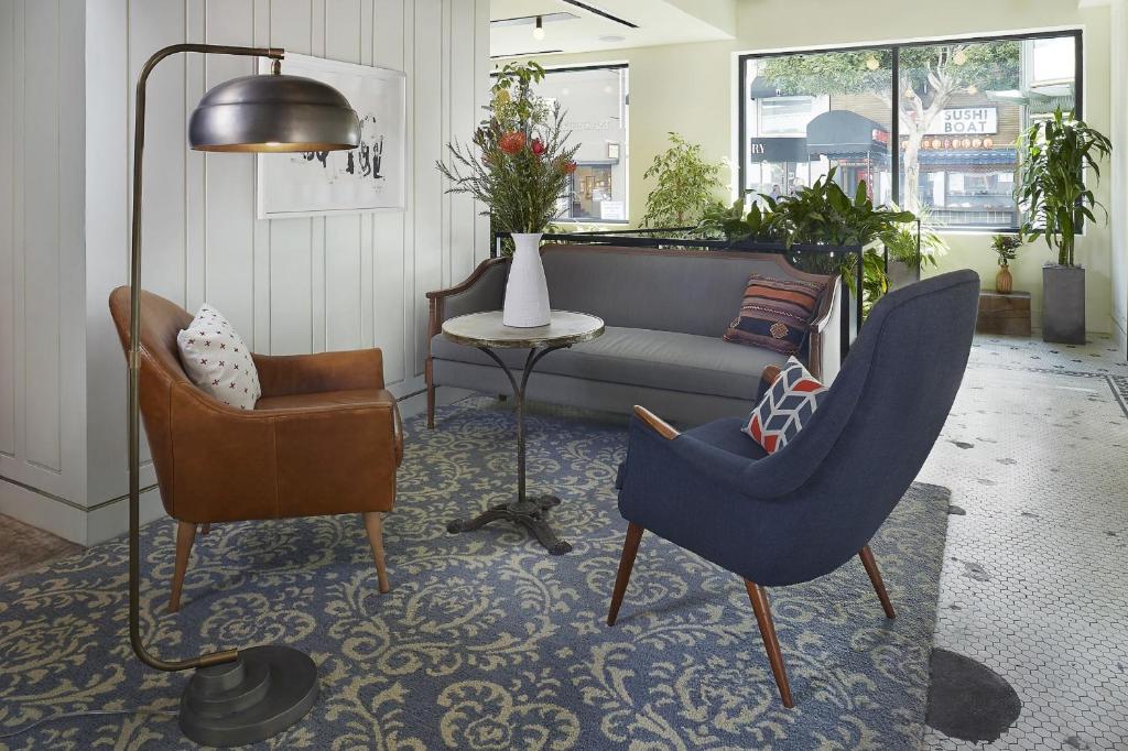 旧金山旧金山G酒店的客厅配有两把椅子和一张沙发