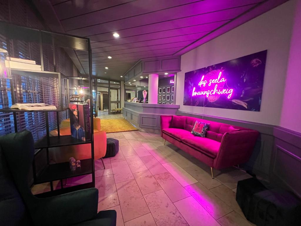 布伦瑞克Das Seela Braunschweig的客厅配有紫色灯光和沙发