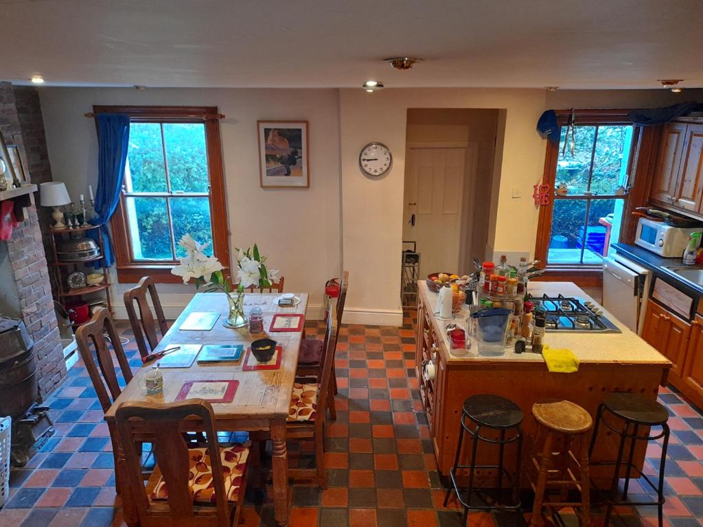 都柏林Annesley Park-Homestay AP的厨房配有桌椅和台面