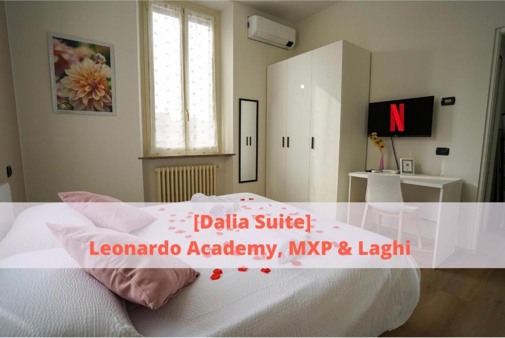 塞斯托卡伦德[Dalia Suite] Leonardo Academy, MXP & Lakes的卧室配有白色的床和白色橱柜