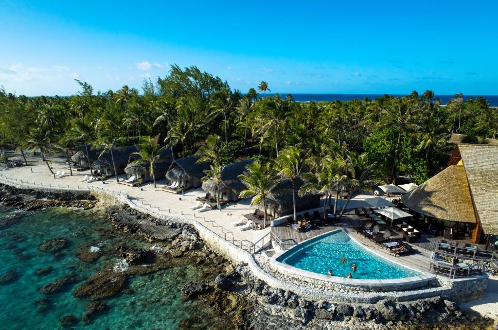 阿瓦托鲁麦泰兰吉罗酒店的享有度假村游泳池的空中景致