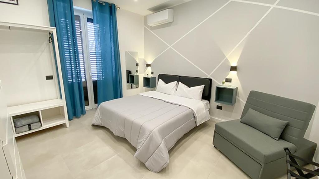 巴勒莫Palermo Central的白色卧室配有床和椅子