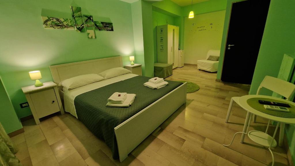 巴里巴里维奇亚迪莫拉住宿加早餐旅馆的绿色卧室配有带2条毛巾的床