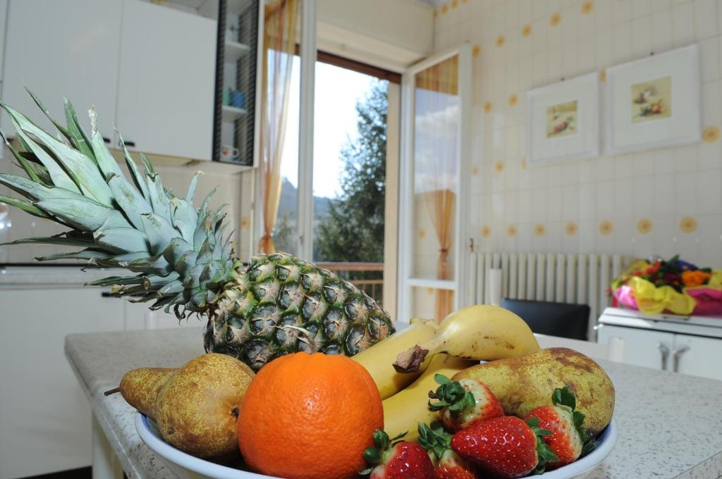 乌尔巴尼亚B&B Pippinella的厨房里的柜台上放一碗水果