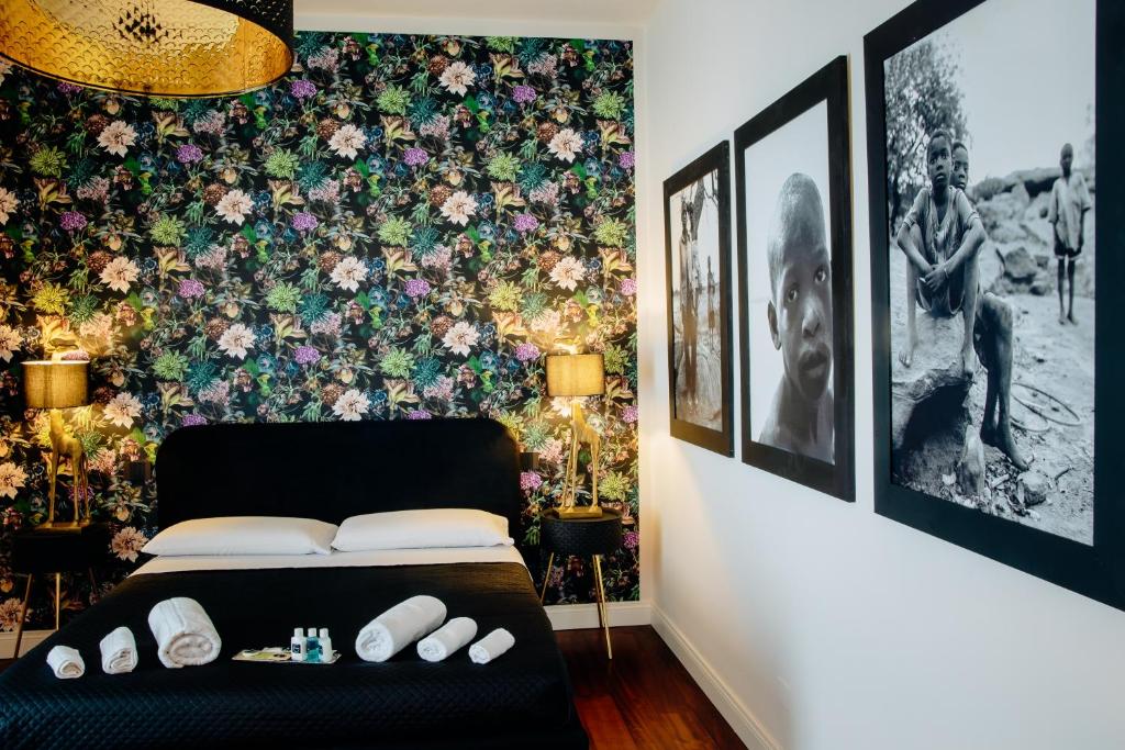 卡瓦德蒂雷尼The Lovers Suite的一间卧室配有一张带花卉壁纸的床
