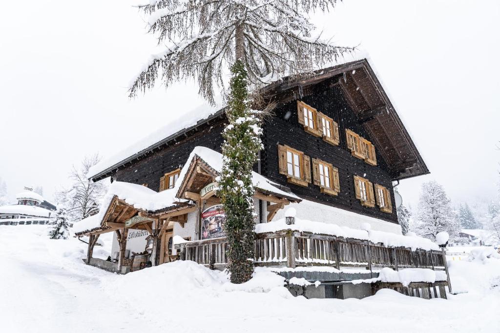 维尔芬翁Liftstüberl Zaglauhof的一座大木屋,里面积雪