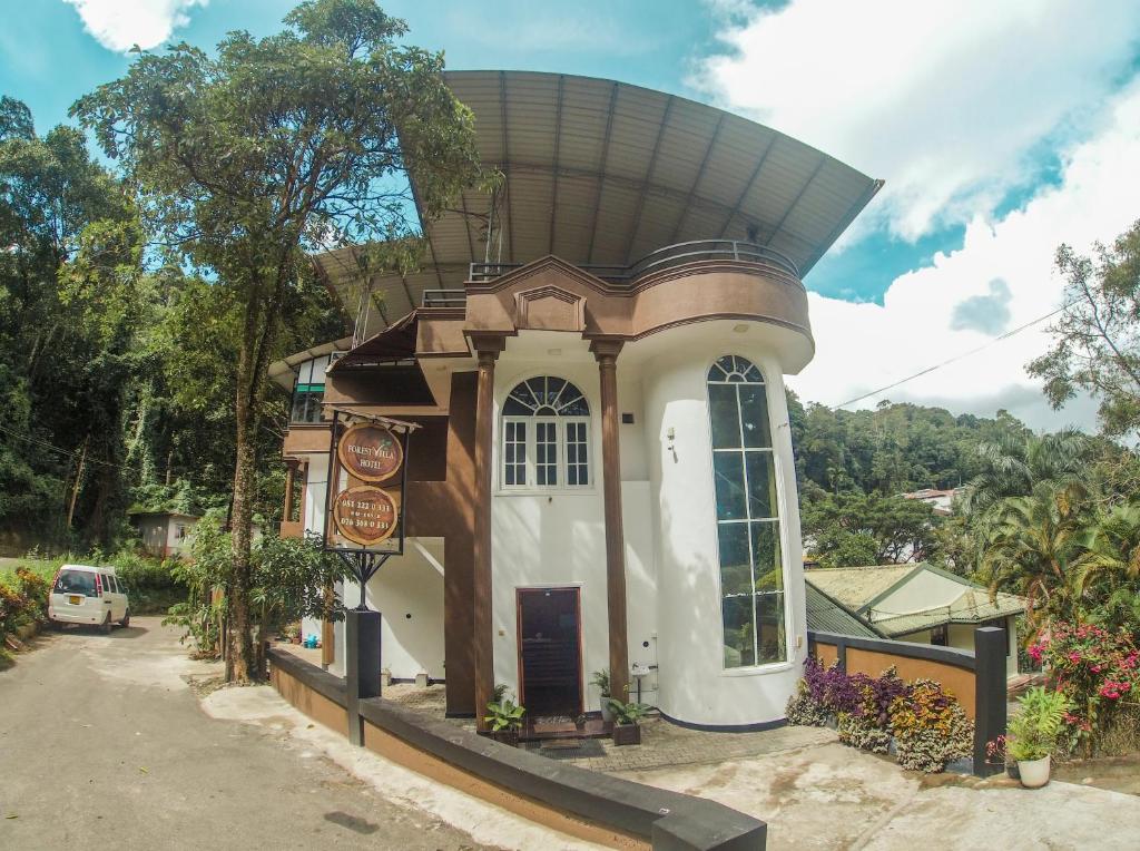 康提Kandy Forest Villa Hotel的一座带圆屋顶的小建筑