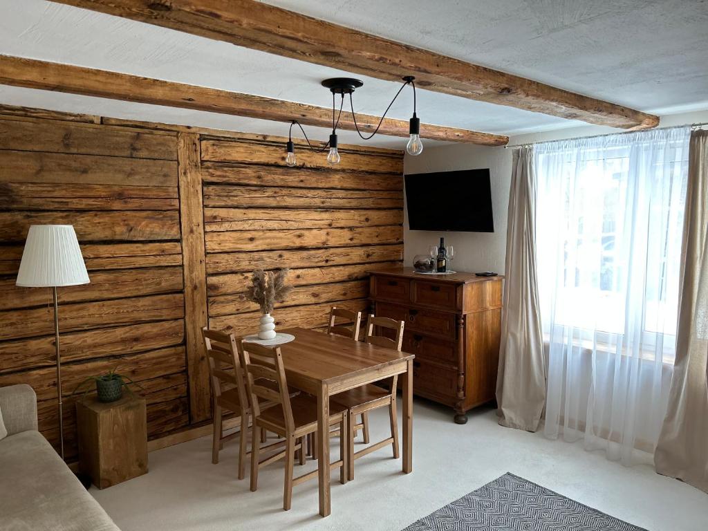 帕维洛斯塔WILLOW的用餐室设有木墙,配有桌椅