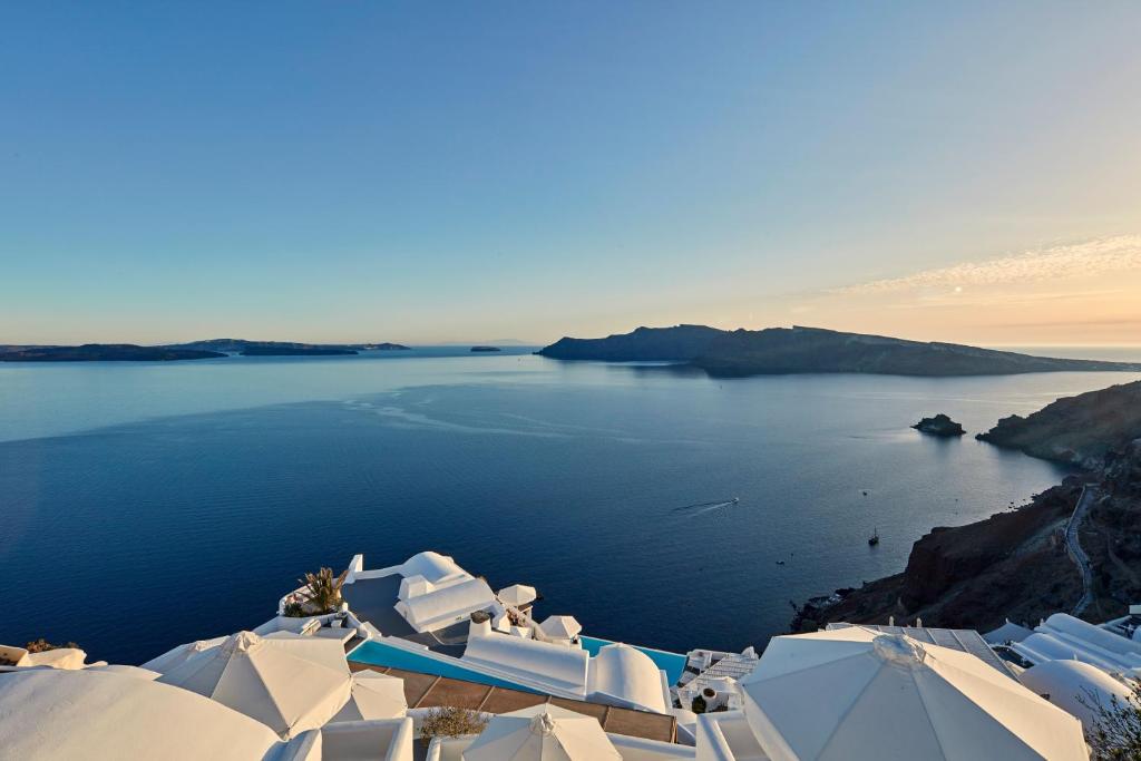 伊亚Katikies Santorini - The Leading Hotels Of The World的白色建筑的水域景观