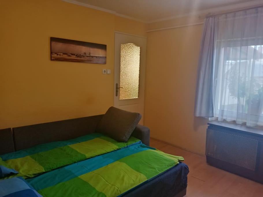布达佩斯D38 Pestelizabeth Apartman的一间卧室设有一张床和一个窗口