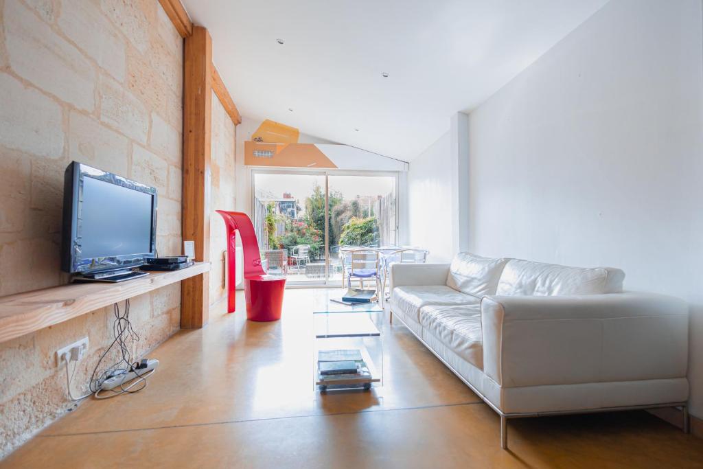 波尔多Maison spacieuse avec Jardin et Garage的带沙发和电视的客厅