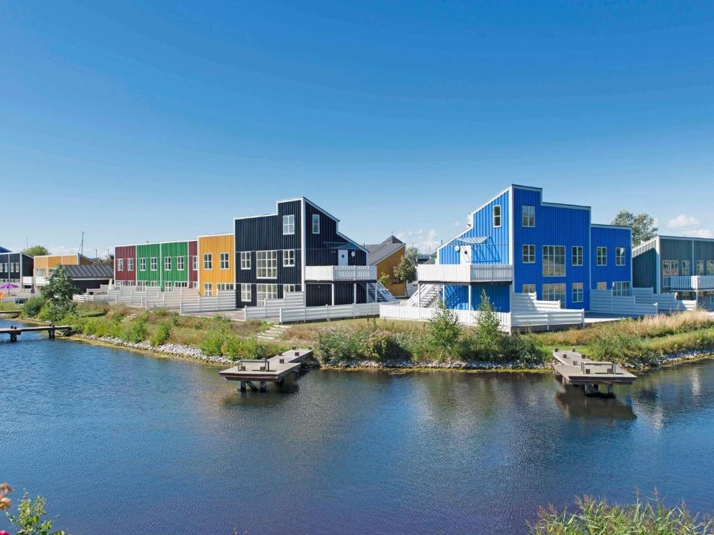 埃贝尔托夫特Holiday home Ebeltoft CCXVII的河边一排色彩缤纷的建筑