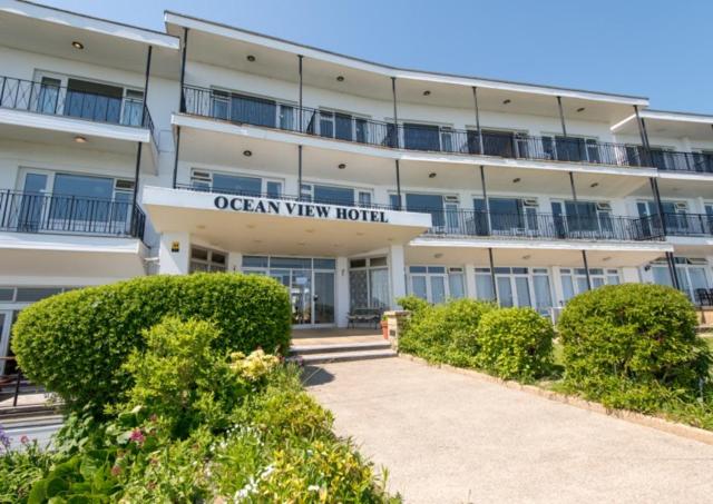尚克林Ocean View Hotel的公寓大楼设有读取海景酒店的标志