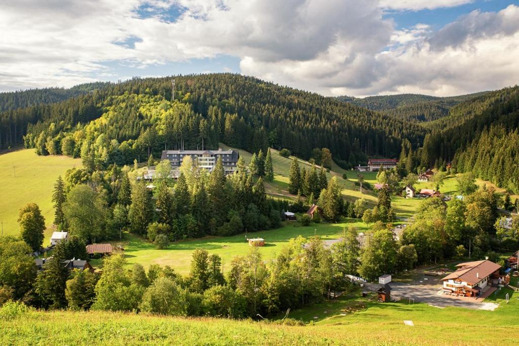 大卡尔洛维采Spa hotel Lanterna的享有山脉村庄的空中景致