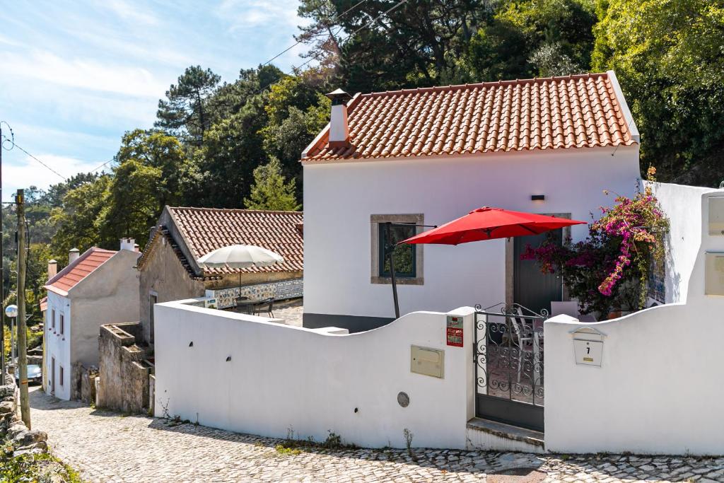 辛特拉Casota - Lusitália Eden的前面有红伞的白色房子