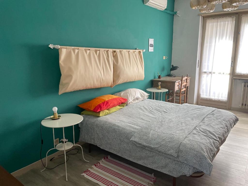 奇列Appartamento luminoso的一间卧室设有一张床和蓝色的墙壁