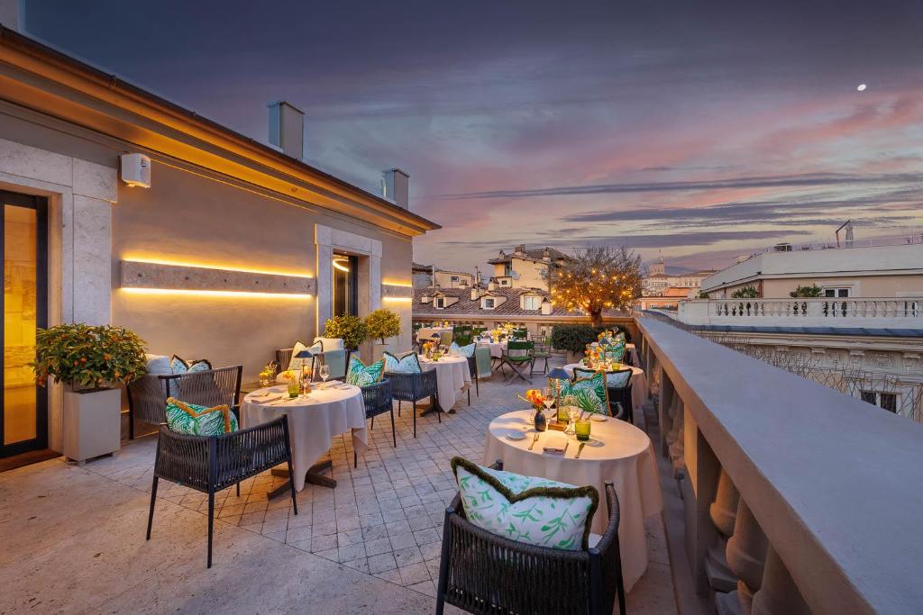 罗马辛尔帕里斯酒店的阳台餐厅,配有桌椅