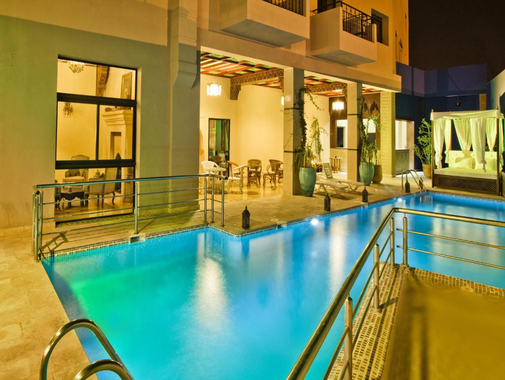 马拉喀什劳伦斯·德拉比酒店的大楼内的一个蓝色海水游泳池