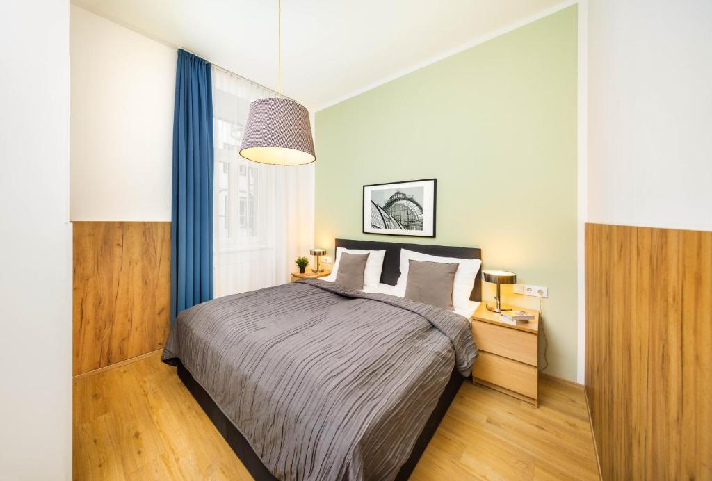 维也纳Jimmy's Apartments Dandelion的一间卧室设有一张大床和一个窗户。