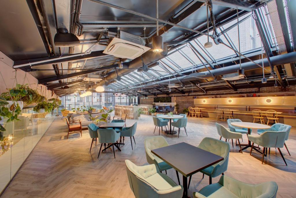 都柏林Destiny Student - Ardee Point的一间带桌椅的餐厅和一间自助餐厅