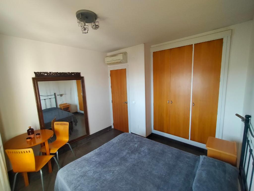 卡拉德莫尔Habitacion en casa particular con vista al mar的卧室配有一张床和一张桌子及椅子